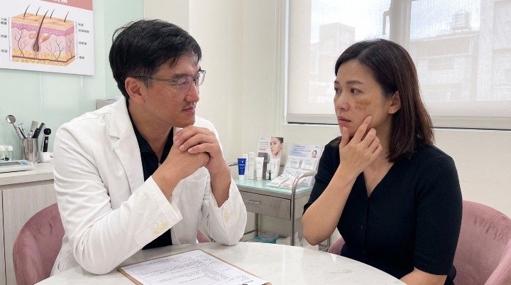 醫師展示成分不明的美白藥膏對肌膚危害 顯微鏡下的皮膚屏障與美白藥膏反應 使用美白藥膏後導致臉部反黑的示意圖 專業診間內討論複合式治療與美白藥膏