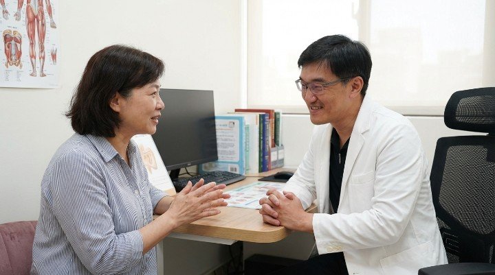 診間醫師說明Juvelook喬雅露價格與效果 展示Juvelook喬雅露成分與專利微粒 術前術後對比分析Juvelook喬雅露價格 專業診所評估Juvelook喬雅露價格合理性