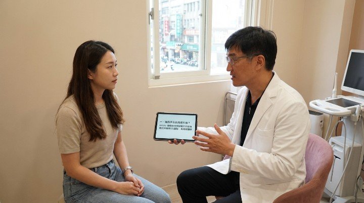 吳紹琥醫師在診間為患者講解抽脂副作用 使用先進威塑儀器可降低術後抽脂副作用 術後正確穿著塑身衣能預防抽脂副作用 專業按摩服務有助於緩解抽脂副作用症狀