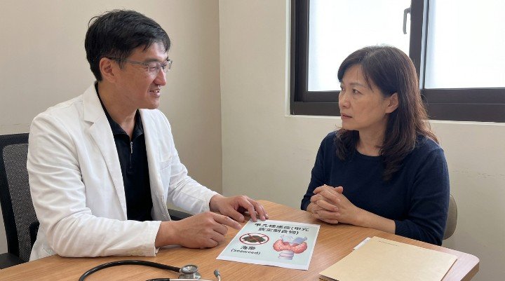 吳醫師解釋甲亢飲食中海帶、昆布的碘含量問題 甲亢患者透過調整飲食，緩解心悸、手抖、體重減輕等症狀 建議選擇無碘鹽，而非普通加碘食鹽，以利甲亢飲食管理