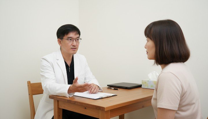 [1]吳紹琥醫師於萊攸診所說明減肥針暴食機制 [2]患者諮詢專業醫師有關減肥針暴食控制方案 [3]示意圖顯示如何透過減肥針暴食管理穩定情緒 [4]萊攸診所環境與專業減肥針暴食醫療服務